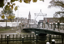 831779 Gezicht op de Molenbrug over de Stadsbuitengracht te Utrecht met op de achtergrond het Paardenveld en de Waterstraat.